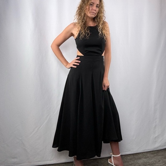 Lulus Dresses & Skirts - Lulus Open Back Sleevelss Flowing Midi Dress in Black Size‎ Small